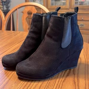 Chic Suede wedge booties